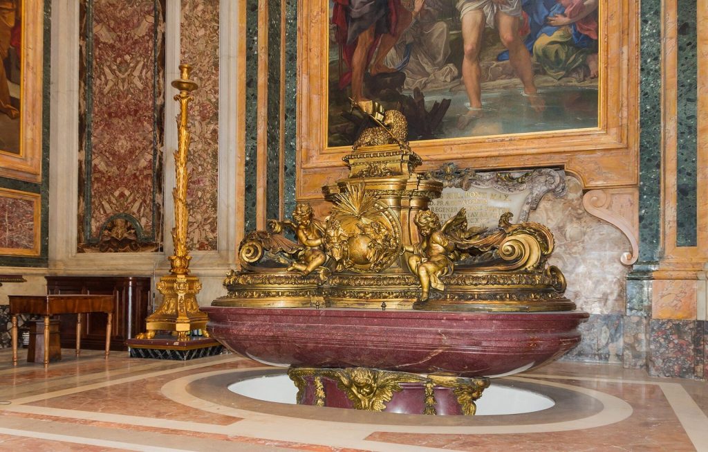 Fonte battesimale in porfido e bronzo dorato nella Basilica di San Pietro in Vaticano