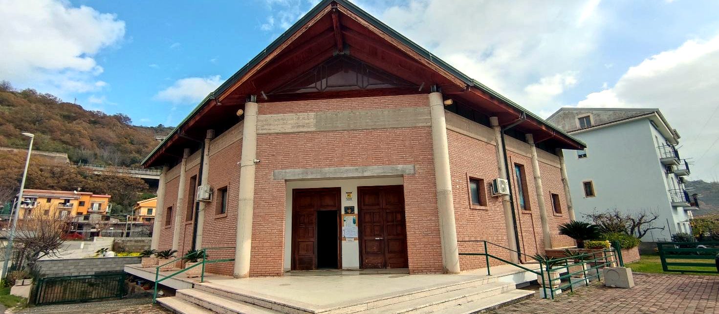 Chiesa di Santa Maria Goretti a Guardia Piemontese Marina (CS), facciata con tetto a capanna
