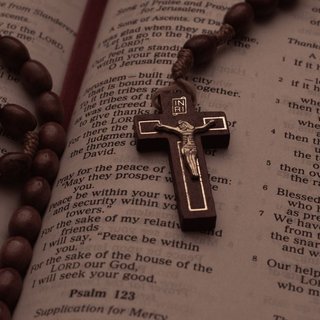 Crocifisso e corona del Rosario su una Bibbia aperta