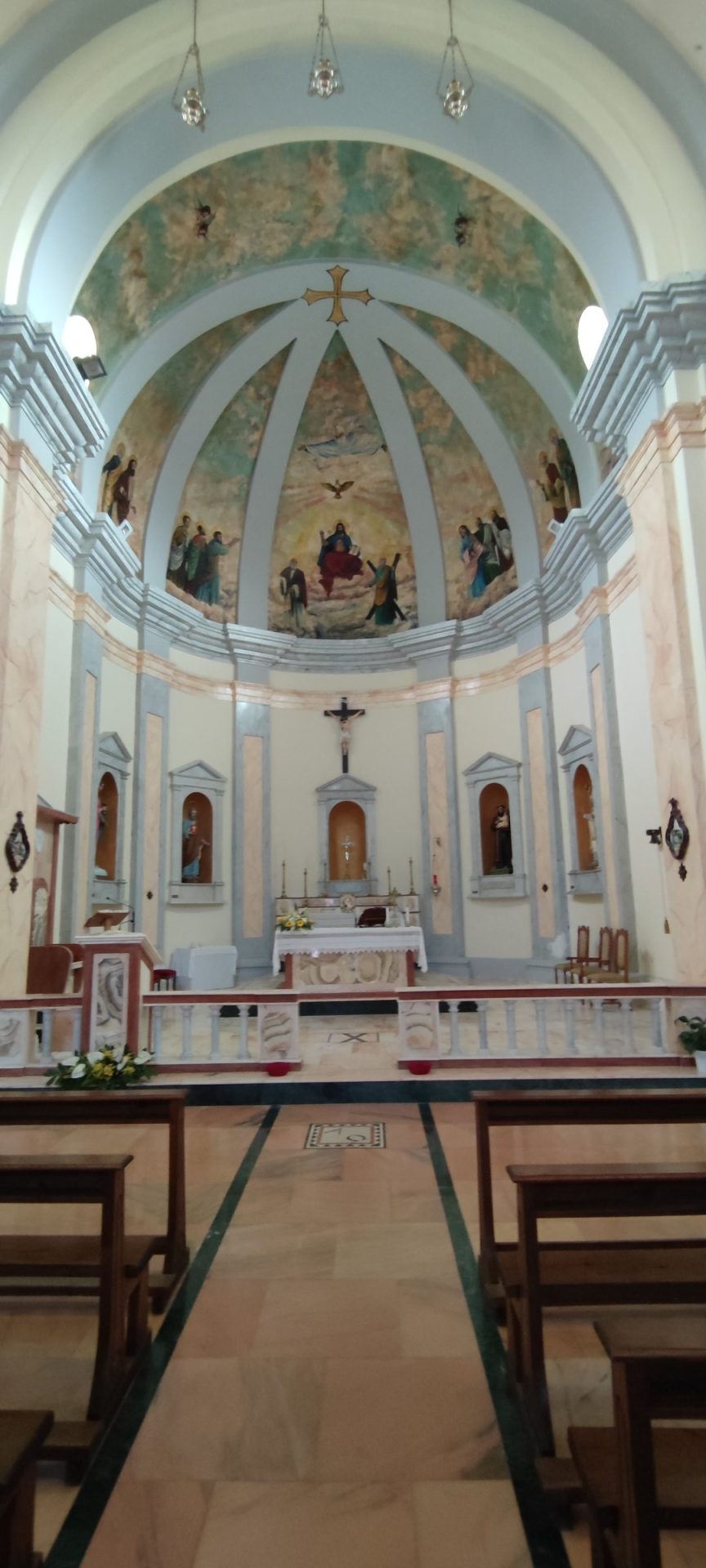Home Presbiterio con l'altare maggiore, il crocifisso e le statue nelle nicchie sotto il catino absidale affrescato, nella Chiesa Matrice di Sant'Andrea Apostolo