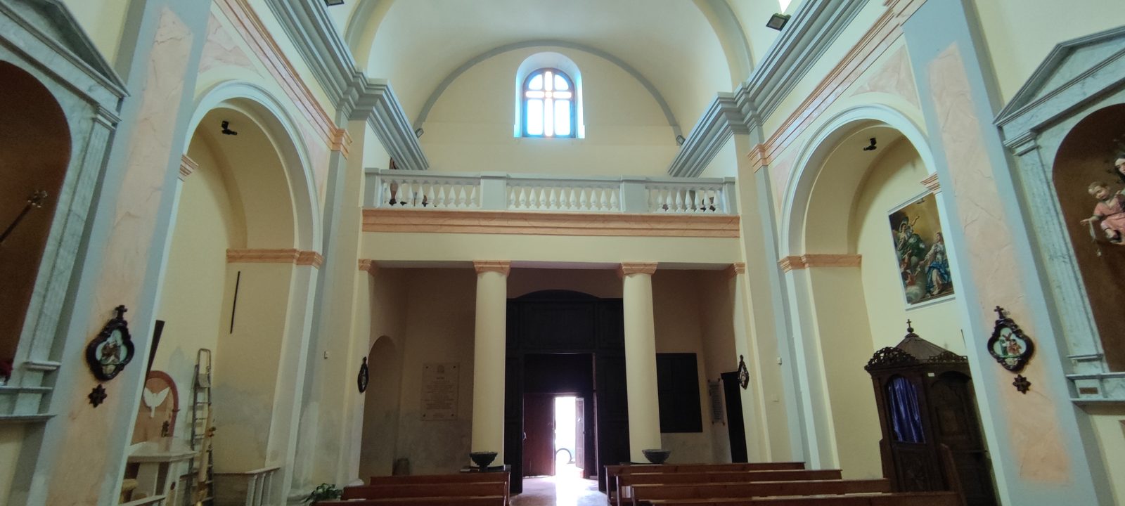 Chiesa Matrice — Sant'Andrea Apostolo Controfacciata con la cantoria a balaustra e il finestrone sopra il portale d'ingresso, nella Chiesa Matrice di Sant'Andrea Apostolo