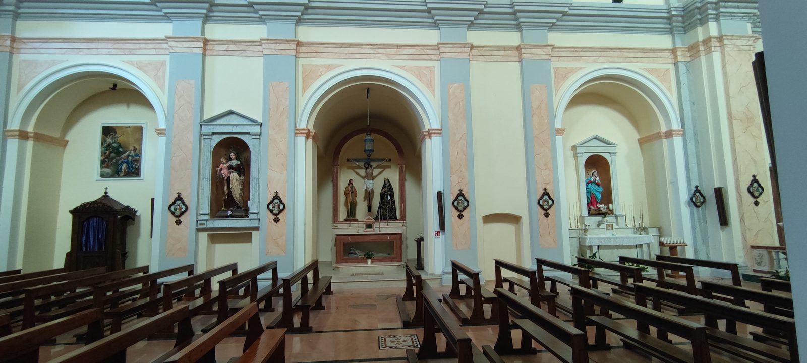 Chiesa Matrice — Sant'Andrea Apostolo Navata sinistra con il confessionale ligneo, gli altari sotto gli archi e il crocifisso nella cappella centrale, nella Chiesa Matrice di Sant'Andrea Apostolo