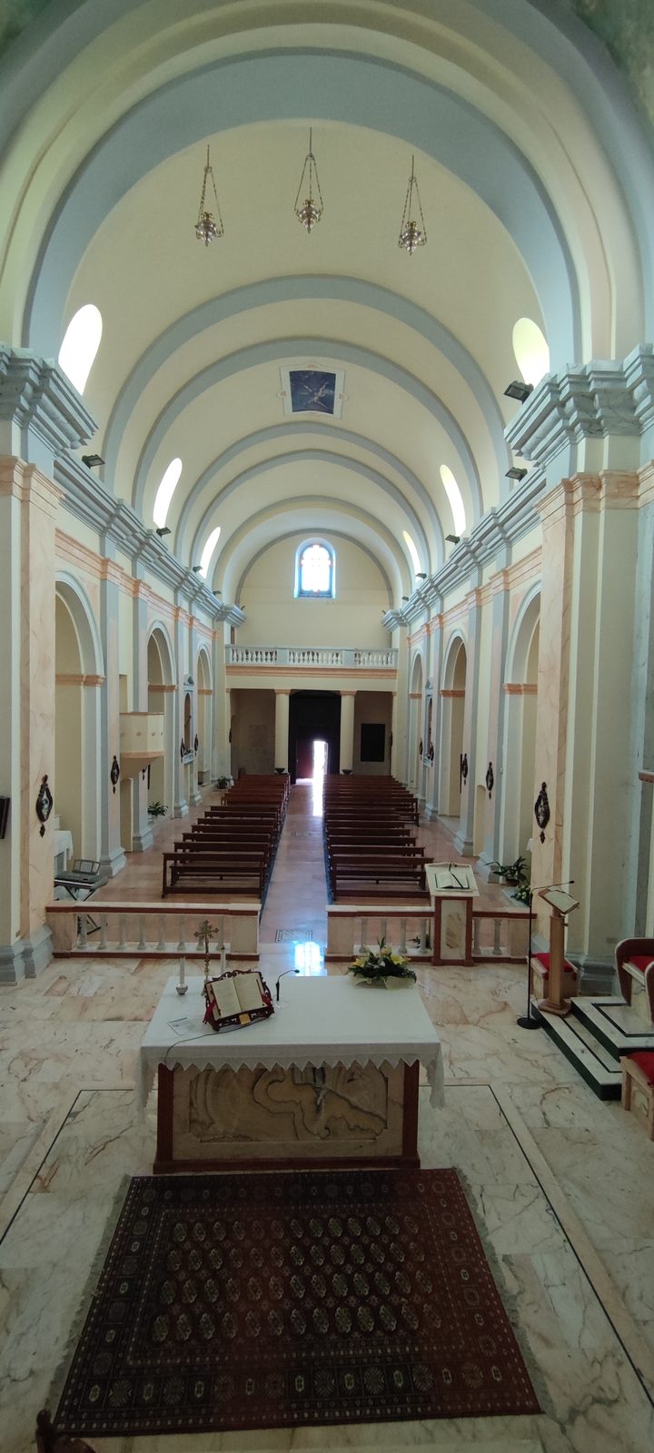 Chiesa Matrice — Sant'Andrea Apostolo La navata vista dal presbiterio verso il portale, con la luce del giorno che entra dalla porta aperta, nella Chiesa Matrice di Sant'Andrea Apostolo