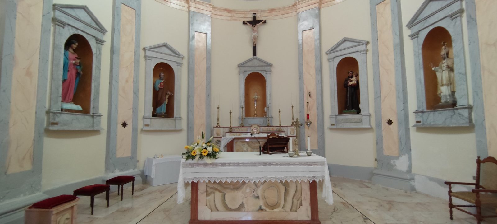 Chiesa Matrice — Sant'Andrea Apostolo Presbiterio con l'altare rivolto al popolo, il crocifisso e le quattro statue di santi nelle nicchie del muro absidale, nella Chiesa Matrice di Sant'Andrea Apostolo