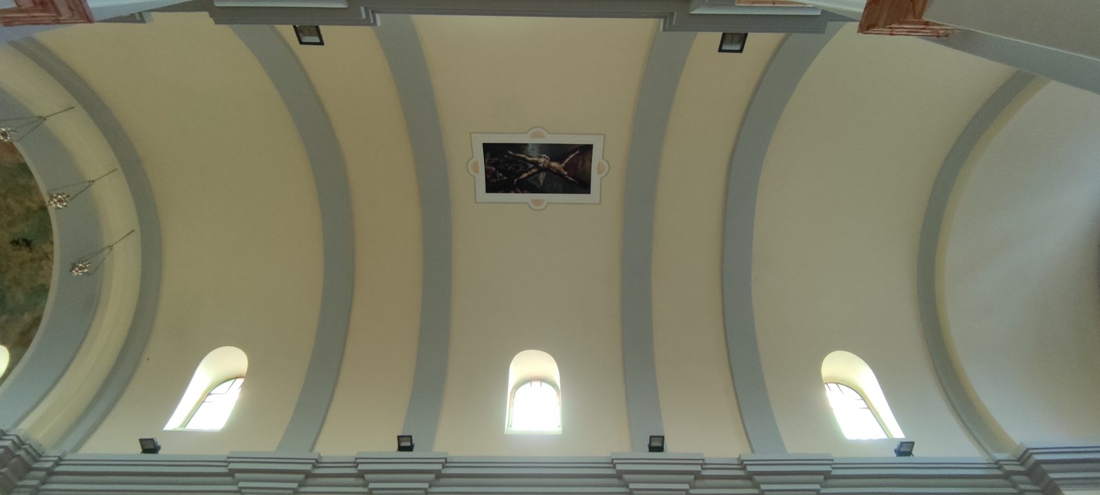 Chiesa Matrice — Sant'Andrea Apostolo Volta a botte con le unghiature delle finestre e, al centro, la tela incorniciata del martirio di sant'Andrea, nella Chiesa Matrice di Sant'Andrea Apostolo