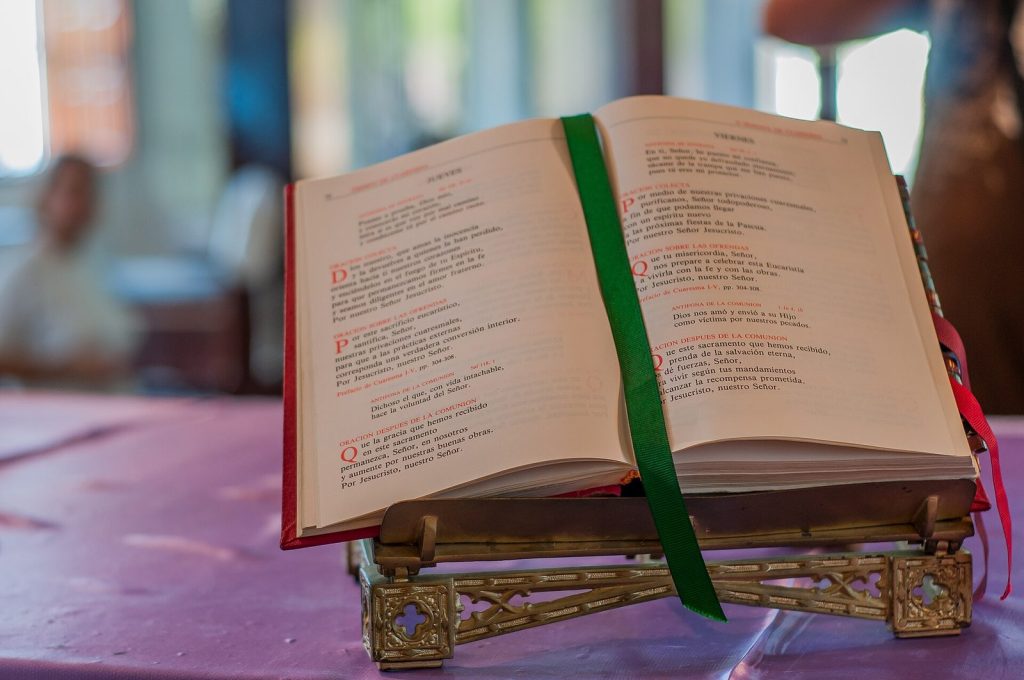 Bibbia aperta su un leggio dorato, con il segnalibro verde