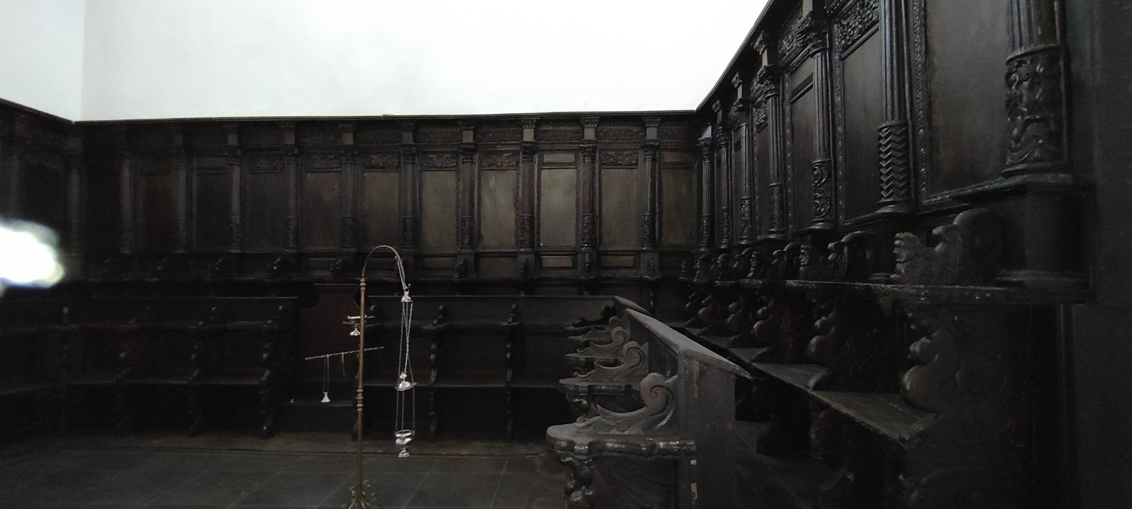 Chiesa Madonna SS. del Rosario Coro ligneo seicentesco in noce scuro, con gli stalli e i braccioli intagliati lungo le pareti della sala dietro l'altare, nella Chiesa della Madonna SS. del Rosario