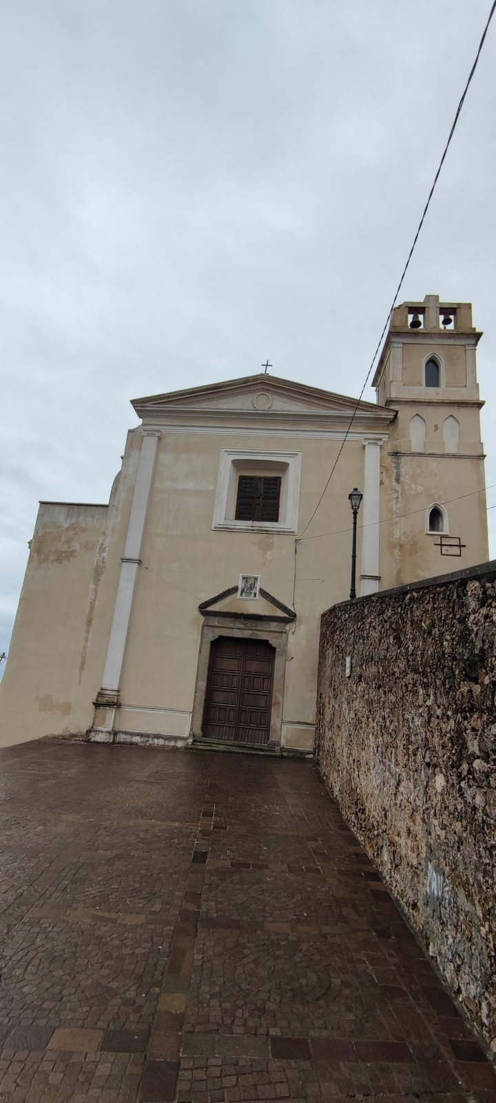 Chiesa Madonna SS. del Rosario Facciata intonacata chiara con il portale ligneo e il campanile a torre con le bifore, in cima alla salita selciata, Chiesa della Madonna SS. del Rosario