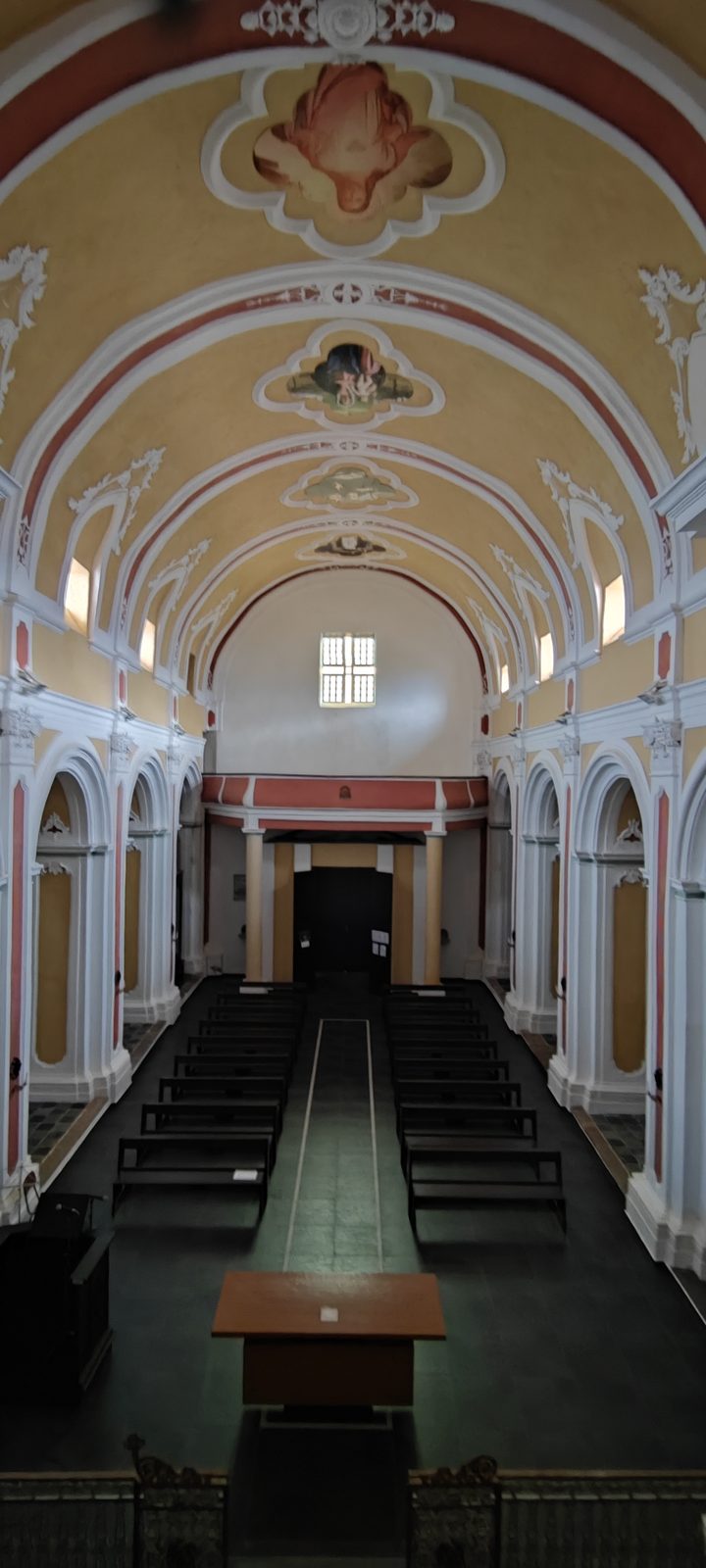 Chiesa Madonna SS. del Rosario La navata vista dal presbiterio verso il portale, con la volta a botte affrescata e le cappelle laterali sotto gli archi, nella Chiesa della Madonna SS. del Rosario