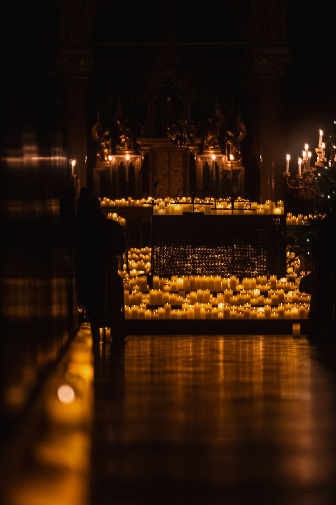 Interno di una chiesa illuminata dalle candele