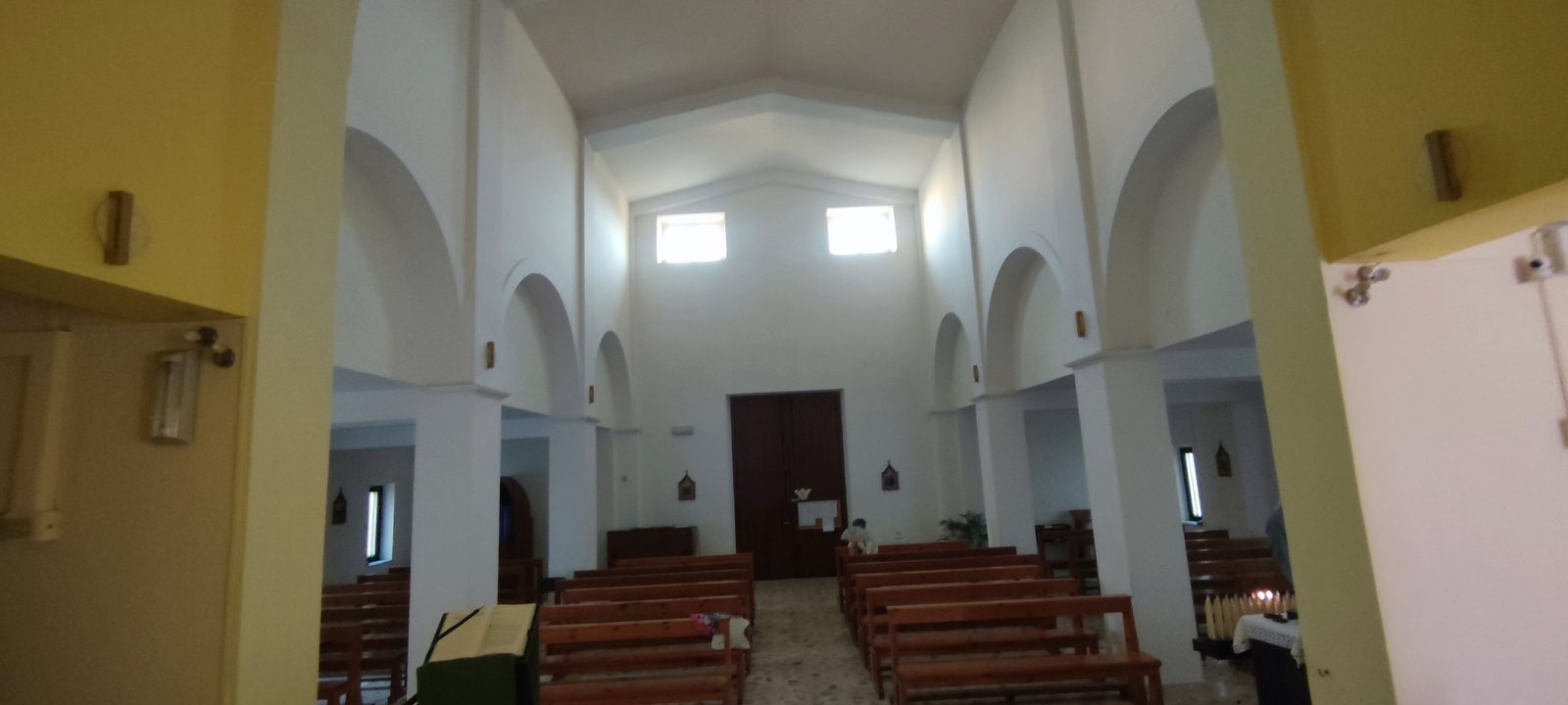Chiesa del Santissimo Sacramento L'aula vista dal presbiterio verso il portone, con gli archi bianchi delle navatelle e le finestre alte sopra la controfacciata, nella Chiesa del Santissimo Sacramento