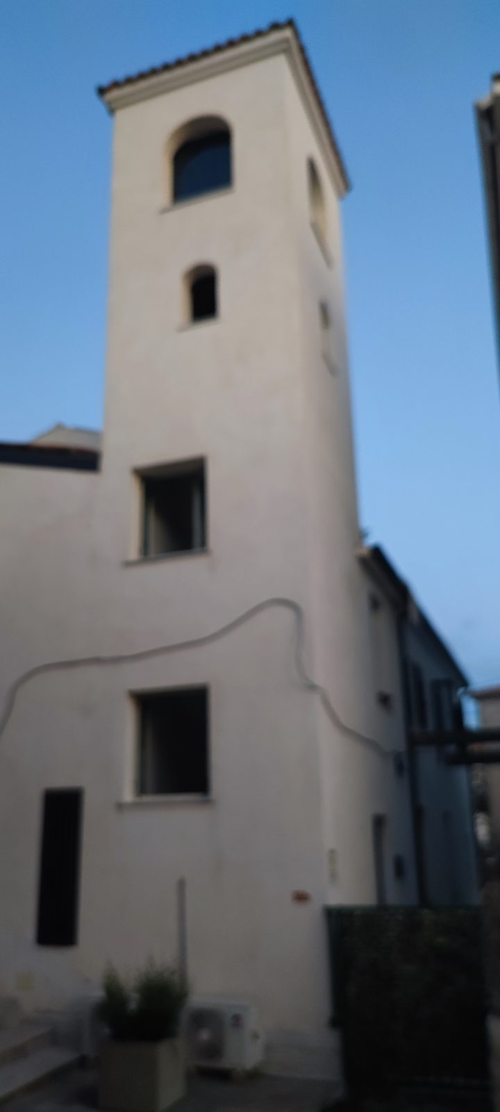 Chiesa del Santissimo Sacramento Campanile a torre intonacato di bianco, con le monofore e il tetto a quattro spioventi, contro il cielo azzurro della sera, Chiesa del Santissimo Sacramento